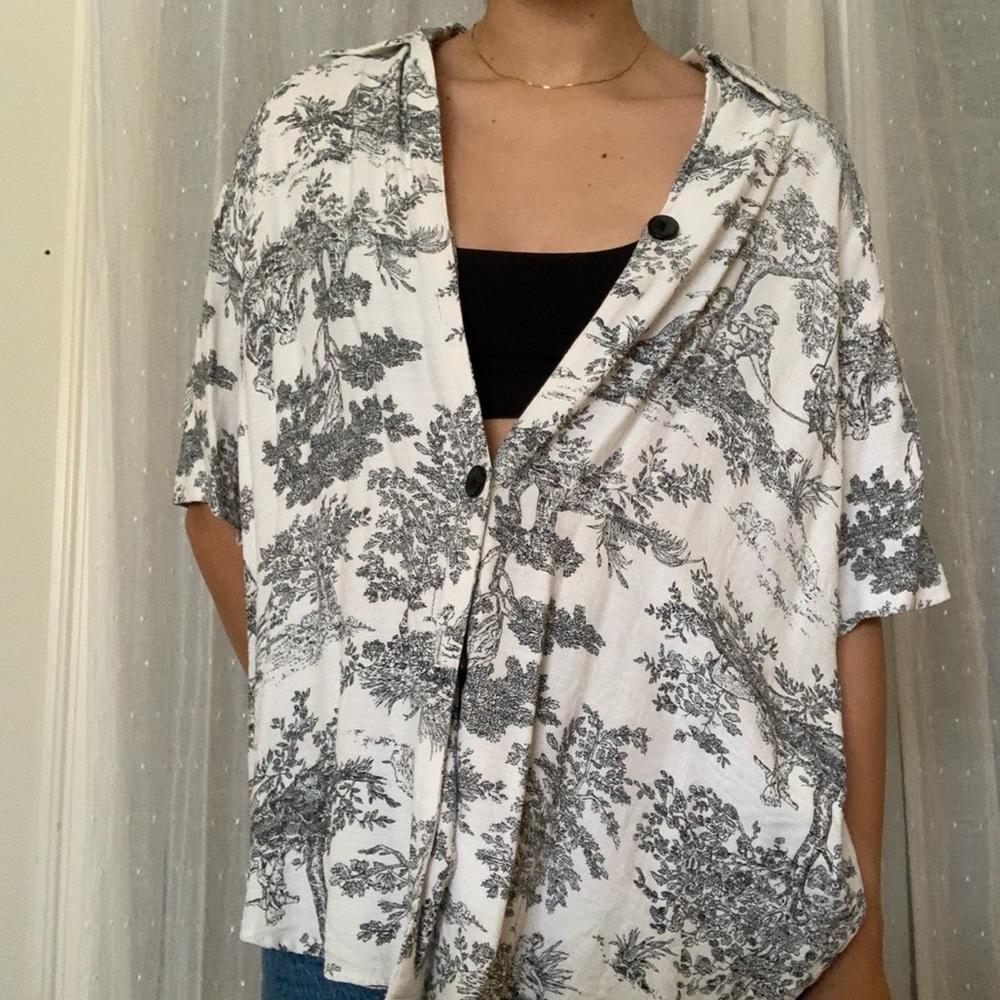 ❌SOLD❌Light weight toile print button down!!